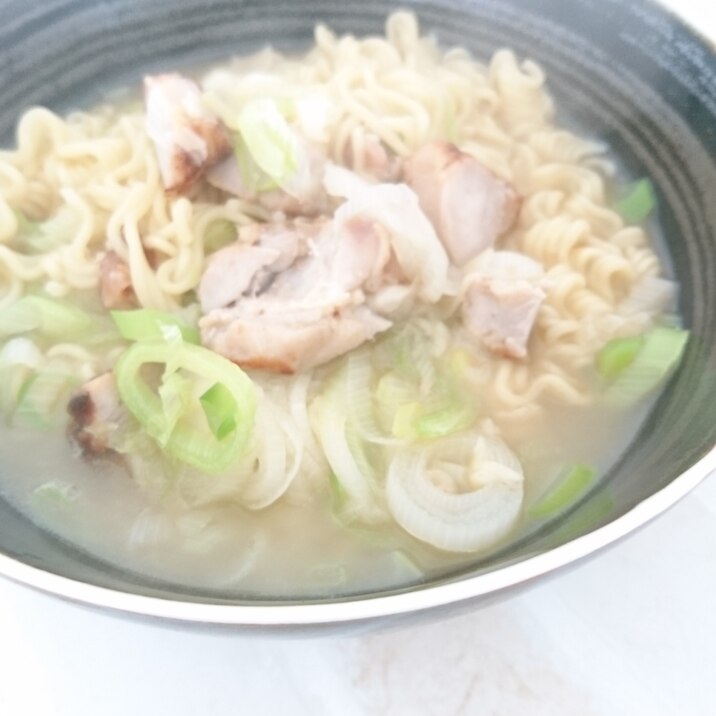 唐揚げとネギ入りのインスタントワンタン麺